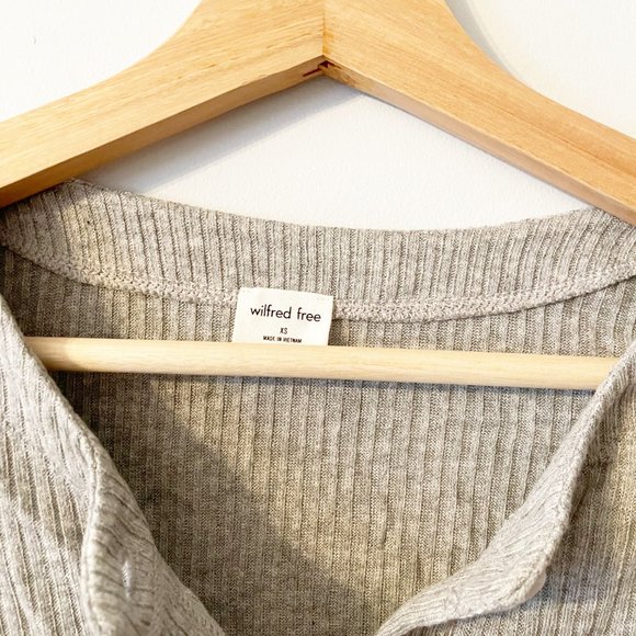 ✨ Wilfred Free Grey Button Up Long Sleeve Tee | Aritzia - Picture 2 of 3